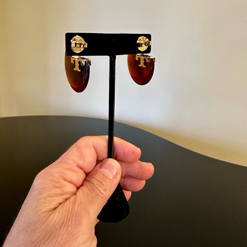 Tory Burch NWT Authentic luxury minimalist applied logo resin hoop earrings - Picture 12 of 17